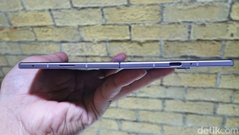 Bisa dilihat seberapa tipis smartphone yang satu ini. Foto: Fino/detikinet