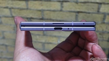 Saat dalam posisi terlipat pun, Galaxy Z Fold8 tetap tampil ramping. Foto: Fino/detikinet
