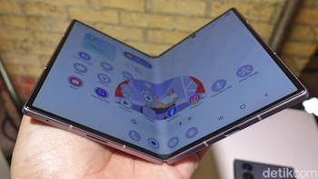 Disertakan teknologi Flex Titanium terbaru menghadirkan struktur layar berbasis titanium yang dirancang untuk membuat perangkat foldable lebih tipis tanpa mengurangi daya tahan. Dengan mengombinasikan lapisan titanium alloy dan pelat titanium yang disempurnakan, Flex Titanium memperkuat struktur penopang layar, membantu menyerap tekanan dan benturan, sekaligus mengurangi tampilan lipatan seiring waktu Foto: Fino/detikinet