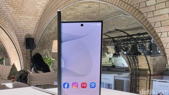 Untuk pertama kalinya, Samsung menyematkan nama Ultra pada lini ponsel lipatnya. Galaxy Z Fold8 Ultra dirancang sebagai perangkat serba bisa untuk bekerja, membuat konten, bermain game, dan menikmati hiburan. Foto: Fyk/detikinet
