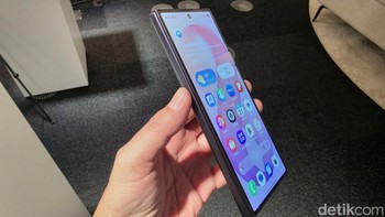 Galaxy Z Fold8 Ultra dibekali baterai 5.000 mAh dengan pengisian cepat 45W dan wireless charging 20W. Teknologi dual-path charging membantu mendistribusikan daya secara lebih efisien agar pengisian berlangsung cepat dan stabil. Foto: Fyk/detikinet