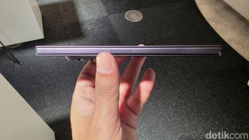 Samsung membekali Galaxy Z Fold8 Ultra dengan Flex Titanium Technology. Material baru ini diklaim membuat struktur perangkat lebih kokoh sekaligus membantu menyamarkan tampilan lipatan pada layar. Foto: Fyk/detikinet