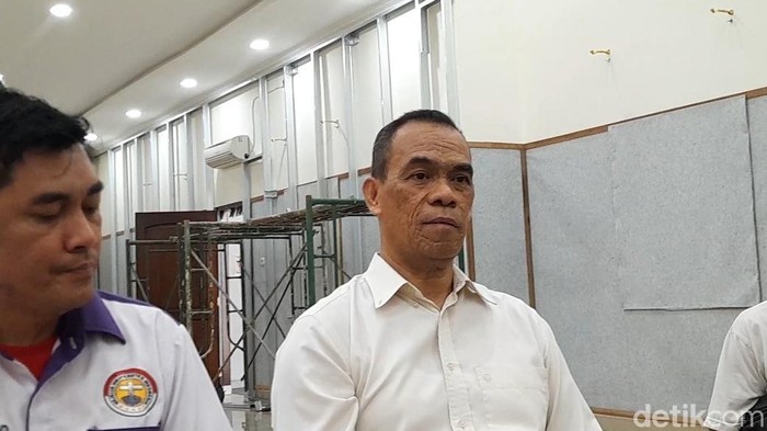 Pendeta yang memimpin ibadah di Gereja Pentakosta Tabernakel (GPT) Kristus Jawaban, Michael.