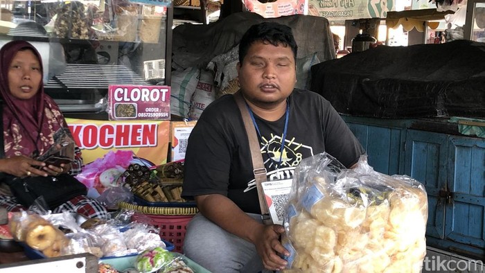 Gilang Rizki (29) disabilitas netra penjual kerupuk rambak di Pasar Ngasem, Rabu (22/7).