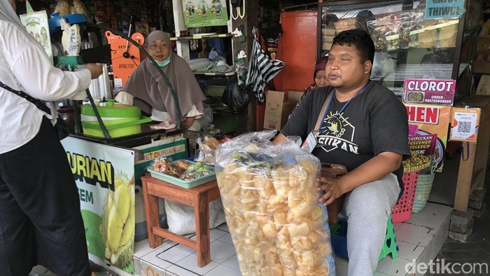 Gilang Rizki (29) disabilitas netra penjual kerupuk rambak di Pasar Ngasem, Rabu (22/7).
