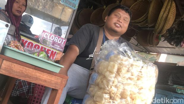 Gilang Rizki Disabilitas Netra Pedagang di Pasar Ngasem Gilang Rizki (29) disabilitas netra penjual kerupuk rambak di Pasar Ngasem, Rabu (22/7).