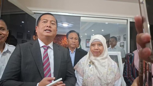 Gubernur NTB, Lalu Muhamad Iqbal, menyerahkan surat atau radiogram Mendagri Tito Karnavian kepada Wakil Bupati Lombok Barat, Nurul Adha, di Mataram, Rabu (22/7/2026). (Foto: Ahmad Viqi/detikBali)