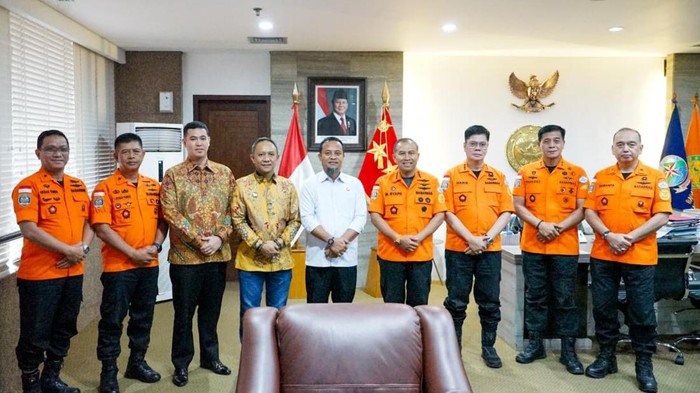 Gubernur Sulsel Andi Sudirman Sulaiman menemui Kepala Badan Nasional Pencarian dan Pertolongan (Basarnas) RI Marsekal Madya TNI Mohammad Syafii.