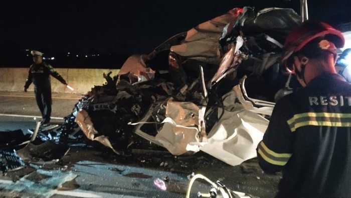 Penampakan Hiace remuk setelah tabrak truk di Tol Pandaan