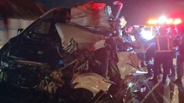 Penampakan Hiace remuk setelah tabrak truk di Tol Pandaan
