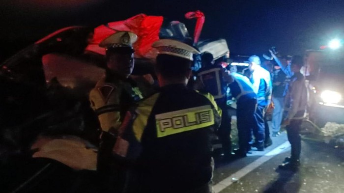 Penampakan Hiace remuk setelah tabrak truk di Tol Pandaan