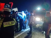Hiace Tabrak Truk di Km 76 Tol Pandaan-Malang Rombongan Asal Makassar
