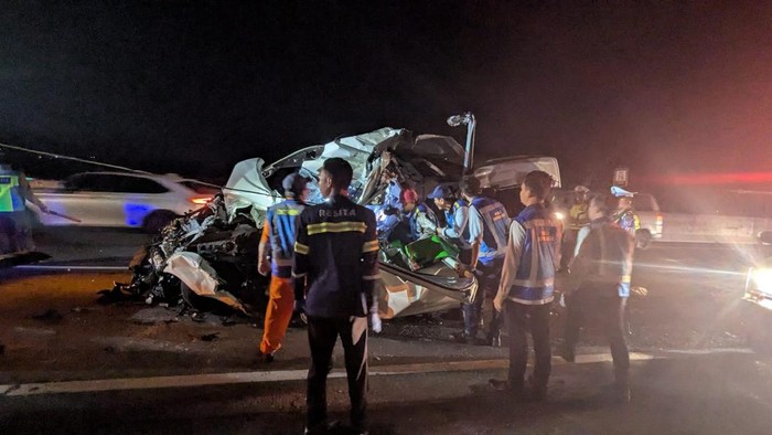 Hiace tabrak truk di Tol Pandaan