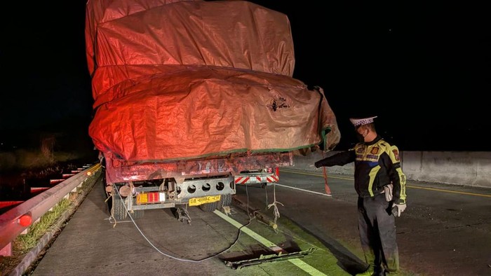Hiace tabrak truk di Tol Pandaan