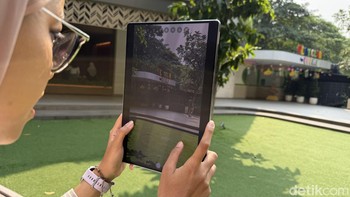 Huawei MatePad Pro Max menjalankan sistem operasi HarmonyOS 4.3. Tablet ini hadir dengan RAM 12GB dan pilihan memori internal 256GB/512GB. Foto: Virgina Maulita Putri/detikINET