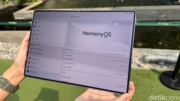 Huawei MatePad Pro Max menawarkan Flexible OLED PaperMatte Display berukuran 13,2 inch. Layarnya memiliki resolusi 3K dengan refresh rate 144Hz dan tingkat kecerahan hingga 1.600 nits. Foto: Virgina Maulita Putri/detikINET