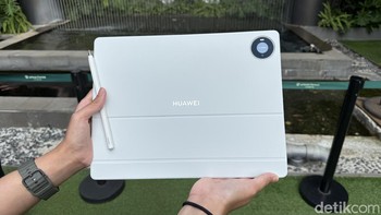 Huawei MatePad Pro Max hadir dalam pilihan warna Steel Gray dan Blue. Tablet ini dibanderol dengan harga Rp 19.999.000 untuk versi 12/256GB dan Rp 26.999.000 untuk varian 12/512GB. Foto: Virgina Maulita Putri/detikINET