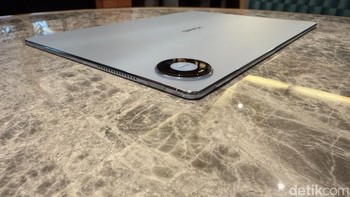 Tablet ini memiliki ketebalan 4,7mm di bagian paling tipisnya dengan bobot 509 gram. Meski begitu, bodinya tetap tangguh berkat bodi aluminium dan rangka metal. Foto: Virgina Maulita Putri/detikINET