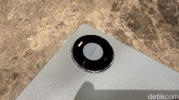 Di bagian belakang tablet terdapat modul kamera berbentuk lingkaran yang diisi kamera utama 50 MP. Di bezel layar bagian atas terdapat kamera depan 12 MP untuk mengambil selfie dan melakukan video call. Foto: Virgina Maulita Putri/detikINET