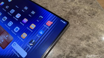 Layar Huawei MatePad Pro Max dikelilingi bezel tipis 3,5mm. Alhasil rasio layar-ke-bodi tablet ini mencapai 94%. Foto: Virgina Maulita Putri/detikINET