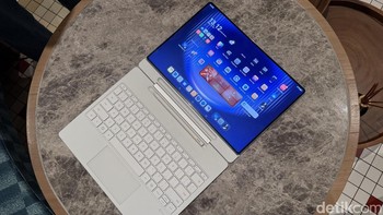 Keyboard ini dilengkapi dengan trackpad dan dock untuk menyimpan stylus Huawei M-Pencil Pro. Foto: Virgina Maulita Putri/detikINET