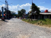 Jalan Depan Stasiun Cimekar Rusak, Kendaraan Sering Selip