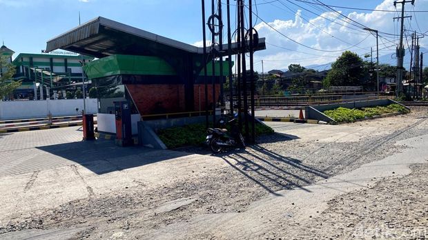 Jalan rusak di depan Stasiun Cimekar.