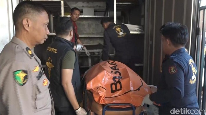 Jenazah korban KLM Nurul Salsa tiba di Biddokkes Polda Sulsel.