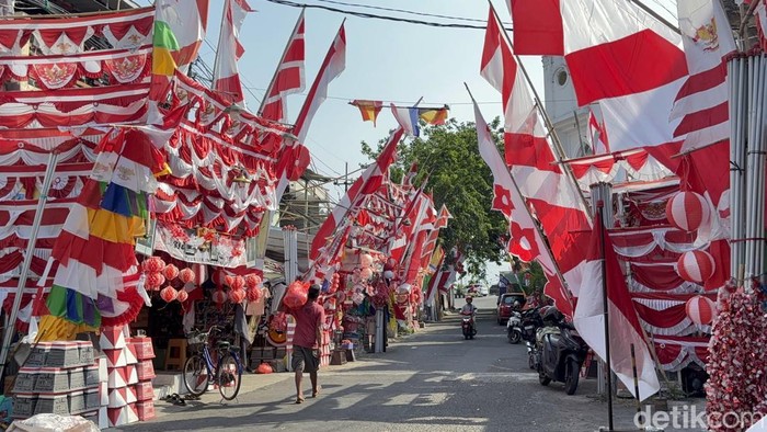 Kampung Bendera Surabaya jelang HUT RI.