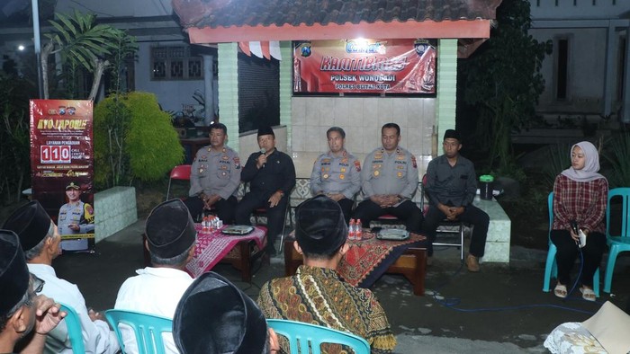 Kapolres Blitar Kota AKBP Lalo bersama warga di Pos Kamling Kolomayan, Wonodadi, Blitar