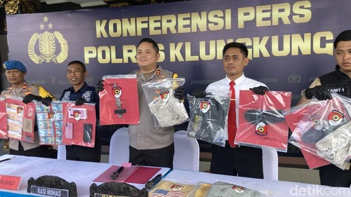 Kapolres Klungkung AKBP Mikael Hutabarat beserta jajaran memperlihatkan barang bukti kasus pembunuhan berencana I Nyoman Cita alias Man Colik di Mapolres Klungkung, Rabu (22/7/2026).