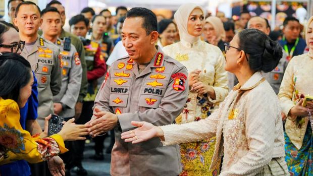 Kapolri injau Bazar Kreasi Bhayangkari Nusantara