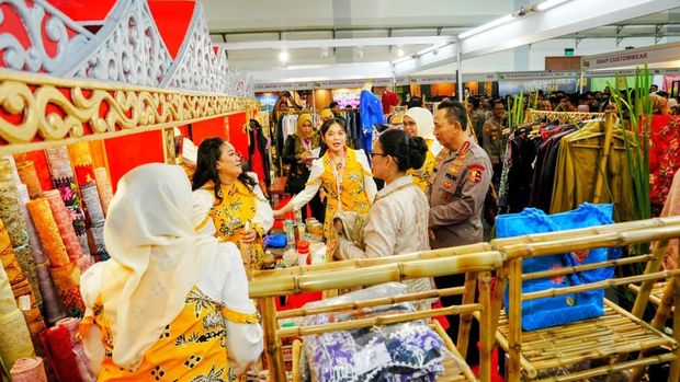 Kapolri injau Bazar Kreasi Bhayangkari Nusantara