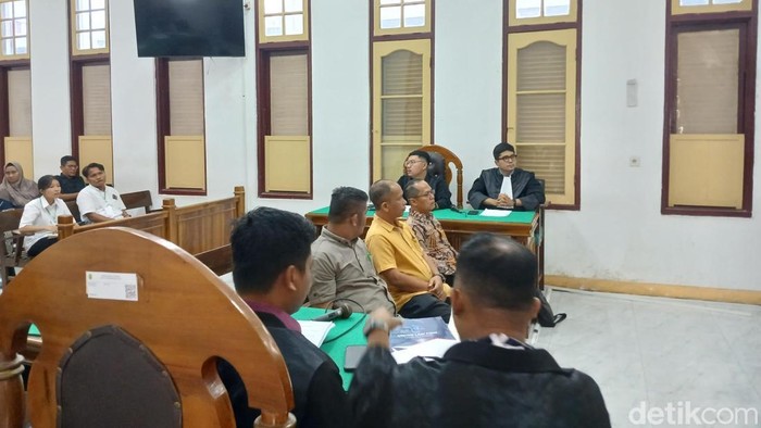 Eks Kadis DLH Kota Tebing Tinggi Muhammad Hasbie Ashshiddiqi dan 2 terdakwa lainnya di ruang Cakra 9 Pengadilan Negeri Medan, Rabu (22/7/2026).
