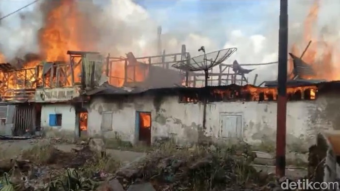 Kebakaran di Pasar Kayu Tanam. (Foto: Jeka Kampai/detikSumut)