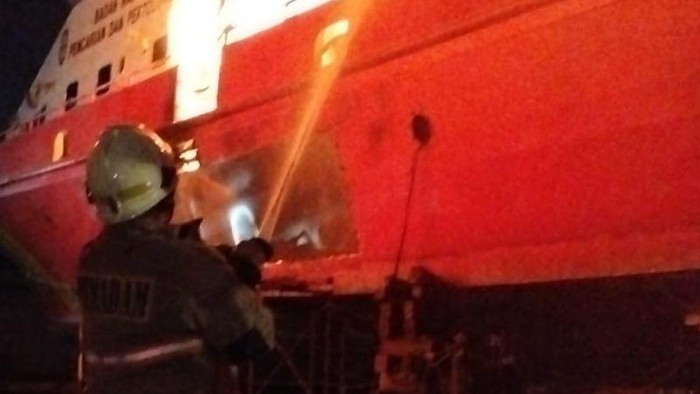 Petugas Suku Dinas Penanggulangan Kebakaran dan Penyelamatan Jakarta Utara dan Kepulauan Seribu berupaya memadamkan kapal yang terbakar di kawasan Muara Baru, Penjaringan, Jakarta Utara, Rabu (22/7/2026) malam.