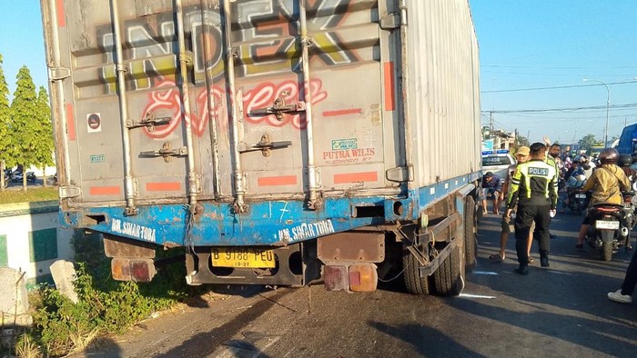 Penampakan truk yang tabrak motor dan pejalan kaki yang memakan korban jiwa 2 orang tewas di jalur arteri Desa Janti, Jogoroto, Jombang