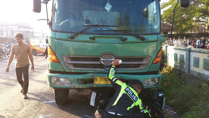 Penampakan truk yang tabrak motor dan pejalan kaki yang memakan korban jiwa 2 orang tewas di jalur arteri Desa Janti, Jogoroto, Jombang