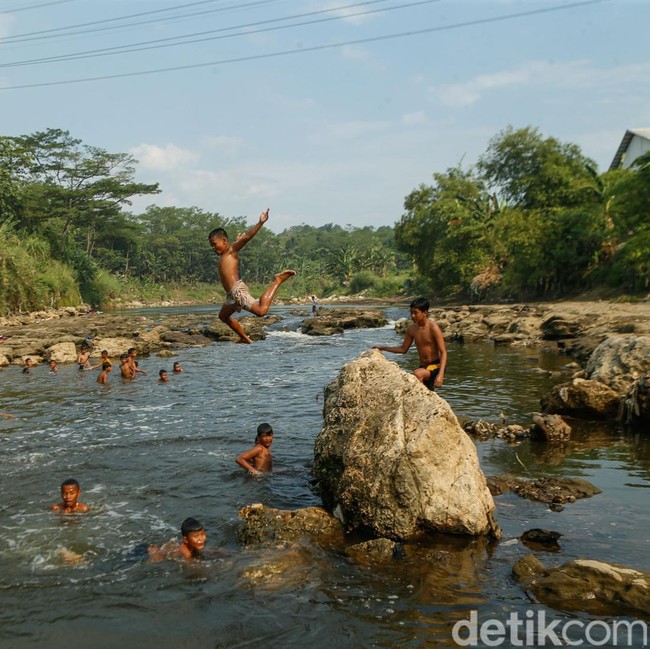 Kemarau Surutkan Sungai Cileungsi, Anak-anak Ubah Aliran Sungai Jadi Arena Bermain
