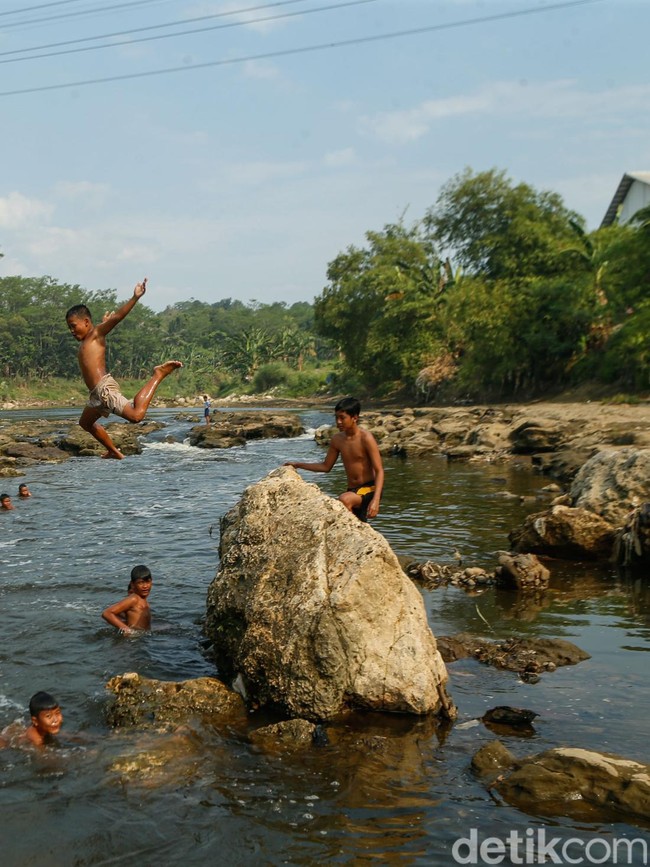 Kemarau Surutkan Sungai Cileungsi, Anak-anak Ubah Aliran Sungai Jadi Arena Bermain