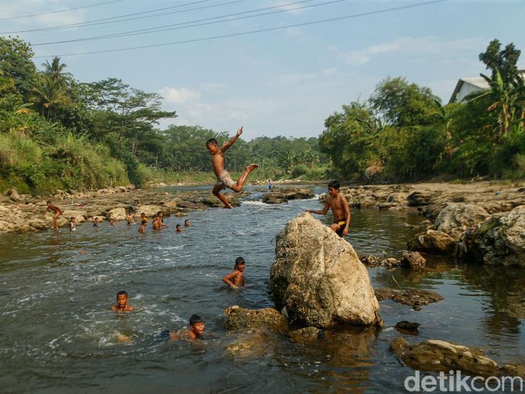 Kemarau Surutkan Sungai Cileungsi, Anak-anak Ubah Aliran Sungai Jadi Arena Bermain
