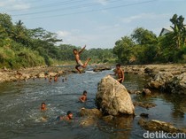 Kemarau Surutkan Sungai Cileungsi, Anak-anak Ubah Aliran Sungai Jadi Arena Bermain