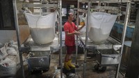 Pemerintah melalui Kementerian Koperasi meminta Gabungan Koperasi Produsen Tempe Tahu Indonesia (Gakoptindo) memperkuat rantai pasok kedelai impor guna menjamin ketersediaan bahan baku dan pemerintah juga menyalurkan subsidi melalui program Bantuan Stabilisasi Harga dan Pasokan (SPHP) sebesar Rp2.000 per kilogram dengan kuota awal 250.000 ton. Foto: Antara Foto/Andri Saputra