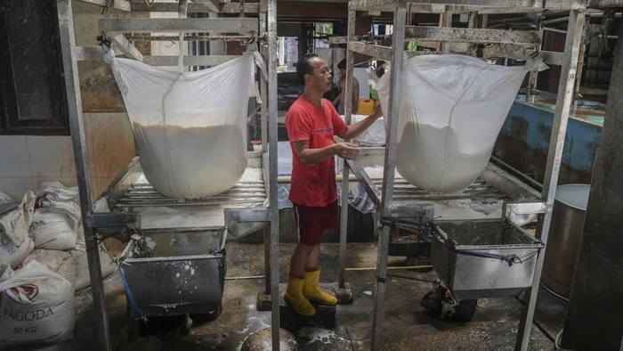 Pekerja memasukkan kedelai ke dalam mesin penggiling di salah satu sentra produksi tahu dan tempe di Ternate, Maluku Utara, Rabu (22/7/2026). Pemerintah melalui Kementerian Koperasi meminta Gabungan Koperasi Produsen Tempe Tahu Indonesia (Gakoptindo) memperkuat rantai pasok kedelai impor guna menjamin ketersediaan bahan baku dan pemerintah juga menyalurkan subsidi melalui program Bantuan Stabilisasi Harga dan Pasokan (SPHP) sebesar Rp2.000 per kilogram dengan kuota awal 250.000 ton dan dukungan anggaran sekitar Rp500 miliar untuk menjaga stabilitas pasokan serta mendukung usaha perajin tahu dan tempe. ANTARAFOTO/Andri Saputra/bar