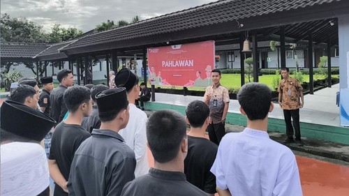 Kepala Seksi Registrasi dan Klasifikasi LPKA Kelas II B Lombok Tengah, Ahmad Saepandi, saat memberikan pengarahan kepada anak binaan belum lama ini. (Foto: Istimewa)