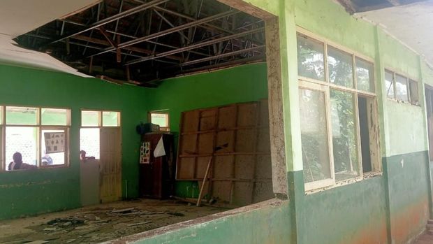 Kondisi fasilitas salah satu sekolah di pelosok Kabupaten Tasikmalaya. Kondisi fasilitas salah satu sekolah di pelosok Kabupaten Tasikmalaya.