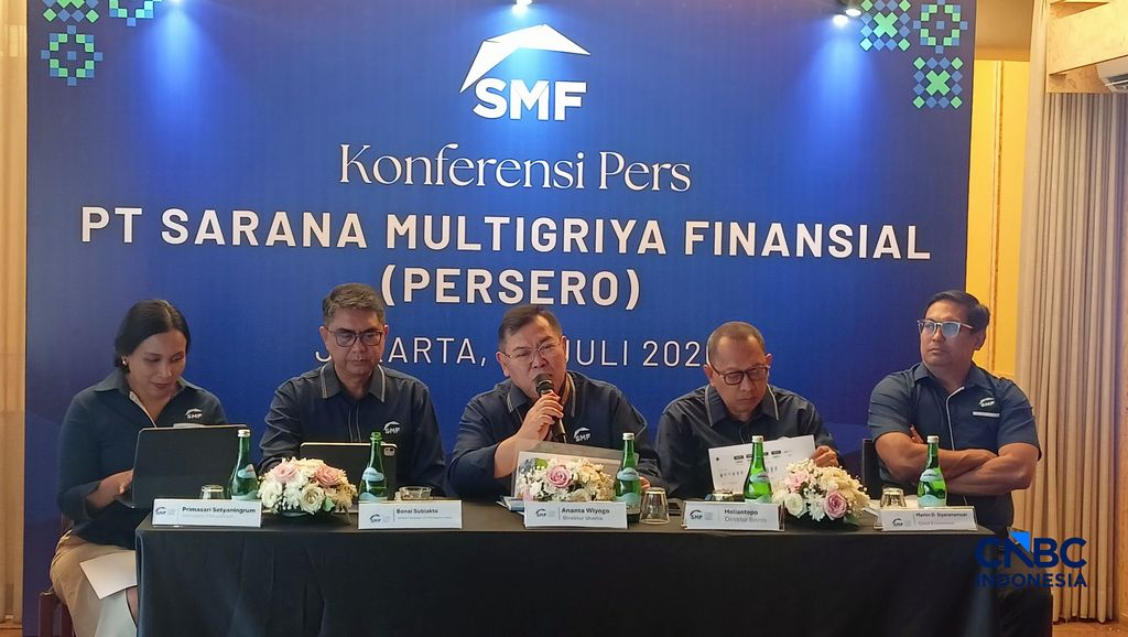(dari kiri ke kanan) Primasari Setyaningrum, Sekretaris Perusahaan PT SMF (Persero), Bonai Subiakto, Direktur Keuangan dan Manajemen Risiko PT SMF (Persero), Ananta Wiyogo, Direktur Utama PT SMF (Persero), Heliantopo, Direktur Bisnis PT SMF (Persero), dan. Martin D. Siyaranamual, Chief Economist PT SMF (Persero) saat konferensi pers SMF, Rabu (22/7/2026). (CNBC Indonesia/Ferry Sandi)