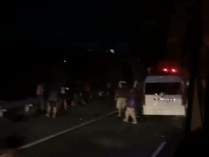 Minibus Hiace Tabrak Truk di Tol Malang, 3 Orang Tewas