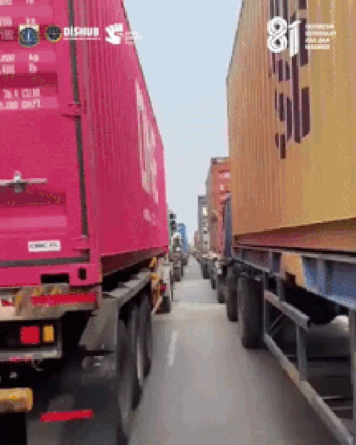 Lalu lintas di Jalan Cakung-Cilincing, Jaktim masih macet hingga sore ini. Pengendara diminta menghindari ruas jalan yang juga dikenal dengan Jalan Cacing ini. (dok Dishub DKI)