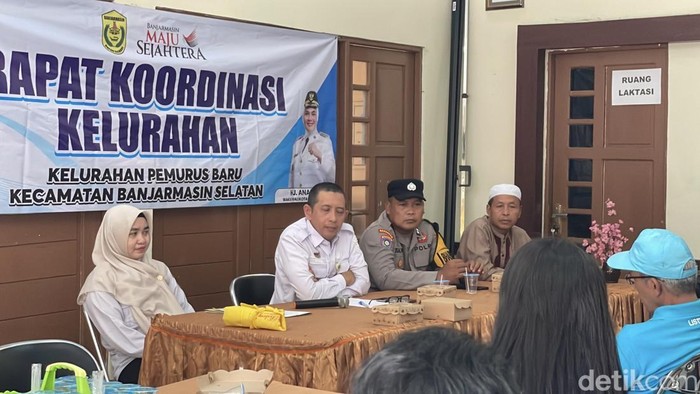Lurah Pemurus Baru Budi Rahmadhani menemui warga yang protes bantuan pangan.